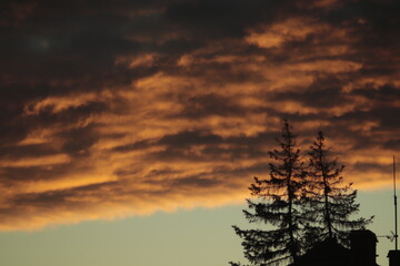 wielkie  burzowe  chmury  o  zachodzie  słońca  nad  miastem - 443135206