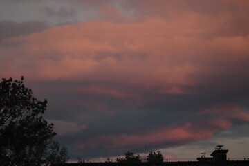 piękny  zachód  słońca  i  wielkie  chmury  nad  miastem - 443136431