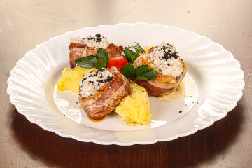 Baked pork medallions in bacon