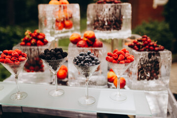 setting the wedding table with fruit in the garden