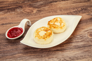 Cottage cheese pancakes with strawberry jam