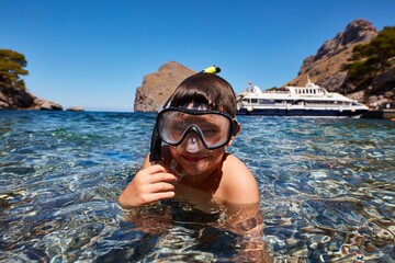 Little boy enjoying snorkeling on summer holiday. - obrazy, fototapety, plakaty