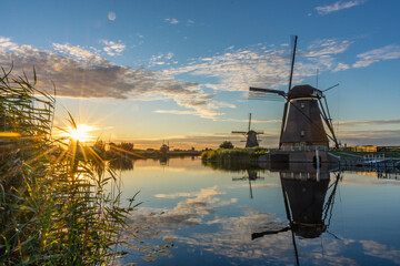 Fototapeta na wymiar Amazing sunset over the windmills of Kinderdijk, Netherlands