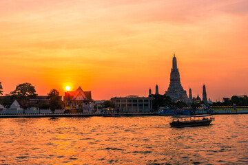 Fototapeta premium BANGKOK, THAILAND, 8 JANUARY 2020: Beautiful sunset over the Temple of Wat Arun