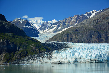 Obraz premium Spectacular Margerie glacier and surrounding mountain peaks of the fairweather range on a sunny summer day in glacier bay national park, southeast alaska