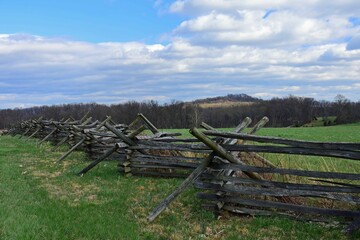 wooden fence , field, and big round top mountain  near cemetery ridge in the historical gettysburg battlefield,  pennsylvania - obrazy, fototapety, plakaty