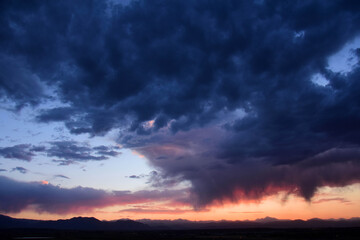 Fototapeta na wymiar Dramatic sunset and Virga clouds over the front range of the Rocky Mountains, as seen from Broomfield, Colorado 