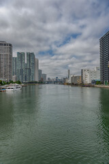 Fototapeta premium 東京都品川区天王洲アイルの曇りの日の街並み