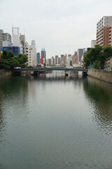 Fototapeta na wymiar 日本の街の中を流れる川と橋