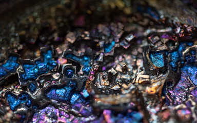 玉虫色をした金属の酸化被膜