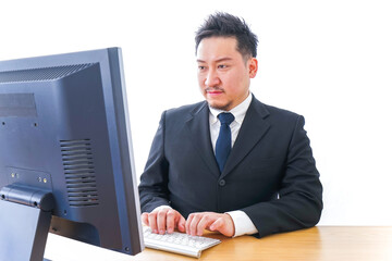 メールチェックをするビジネスマン