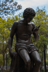 Fototapeta na wymiar escultura niño metal bronce con navaja