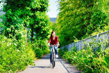自転車に乗る女性