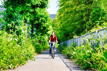 自転車に乗る女性