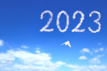 2023へ向かう紙飛行機