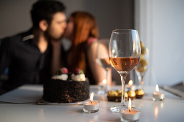 Pareja besandose en un cumpleaños