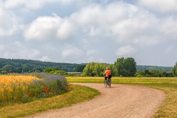 Radfahrerin auf dem Feldweg, Mecklenburg-Vorpommern,, Deutschland, Europa