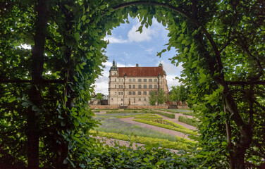 Fototapeta na wymiar Schlosspark, Schloss, Renaissancebauwerk, Güstrow, Mecklenburg-Vorpommern, Deutschland