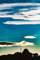 早朝の小牧山城のシルエットと白い雲