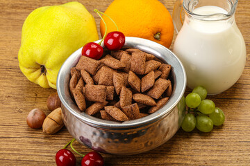 Breakfast with corn chokolate pads and milk