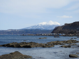 津軽西海岸北金ヶ沢の海岸から岩木山を望む
