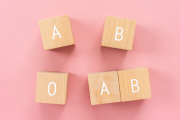 血液型｜「A B O AB」と書かれた積み木