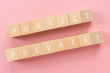公立か私立か｜「PUBLIC? PRIVATE?」と書かれた積み木