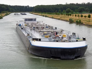 Fotobehang Binnenschiff - Tanker - Güterverkehr - Flüssiggüter © Gundolf Renze