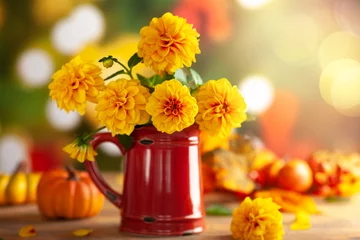 Schilderijen op glas Autumn floral still life with beautiful yellow dahlia in vintage red jug and pumpkins on the table. Autumnal festive concept. © Svetlana Kolpakova