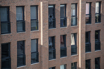 große Gebäudefenster