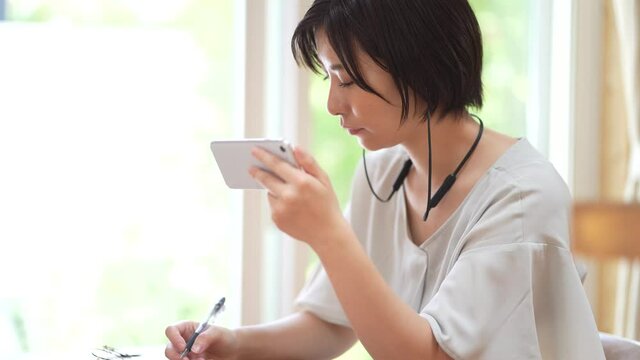 スマートフォンで勉強する女性
