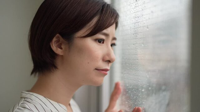 雨が降り悲しそうな女性