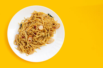 Spaghetti with dried chili and hot dogs