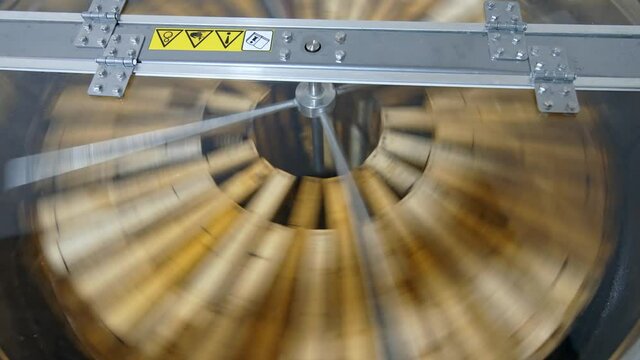 Removal of honey from honeycomb. Operation of the separator for honey extraction