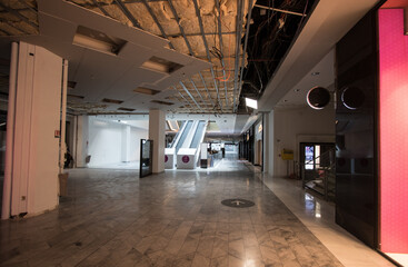 intérieur vide du centre commercial de la Part Dieu à Lyon