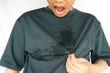 男性のシャツの汗染み