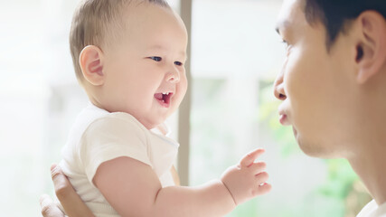 赤ちゃんを抱っこする男性