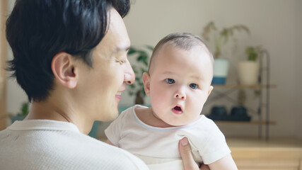 赤ちゃんを抱っこする男性