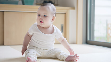 床に座る赤ちゃん