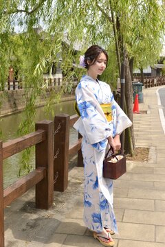 小江戸佐原の町並みでポーズをとる若い浴衣姿の女性