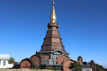 Fototapeta na wymiar タイ、チェンマイの山にある寺院「ドイ・インタノン山」の仏塔