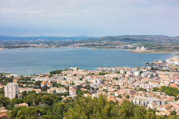 Fototapeta na wymiar Vue sur la ville de Sète, entre l'étang de Thau et la mer Méditerranée, depuis le Mont Saint-Clair (Occitanie, France)