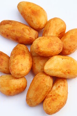 Ganze Kartoffeln fritiert.