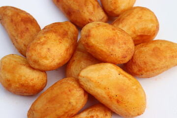 Ganze Kartoffeln fritiert.