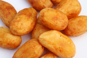 Ganze Kartoffeln fritiert.