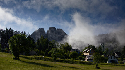 Fototapeta na wymiar Les trois pucelles dans le Vercors