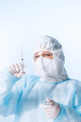 Naklejka premium Close up view of doctor with the syringe of covid vaccine on blue back