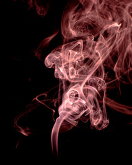 Humo rojo sobre fondo negro