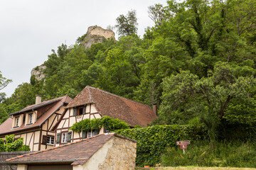Fototapeta na wymiar Château de ferrette surplombant le village