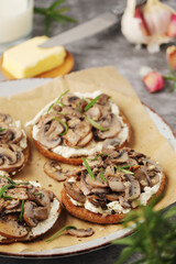 Open sandwiches with grilled mushrooms